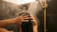 Jak myć włosy w domu równie dokładnie jak w salonie fryzjerskim: 3 kluczowe zasady