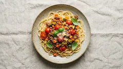 Komfortowe jedzenie bez senności: lżejsze bolognese z pełnoziarnistym linguine