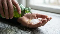 Wymieszaj płyn do mycia naczyń z solą. Efekt jest niesamowity