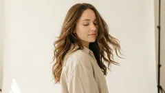 Jak przyspieszyć wzrost włosów bez cudów: 12 wskazówek, które mają sens