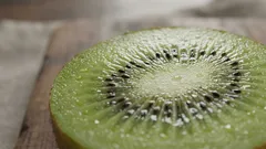 Jedzenie późnym wieczorem a sen: najlepsze i najgorsze produkty przed snem